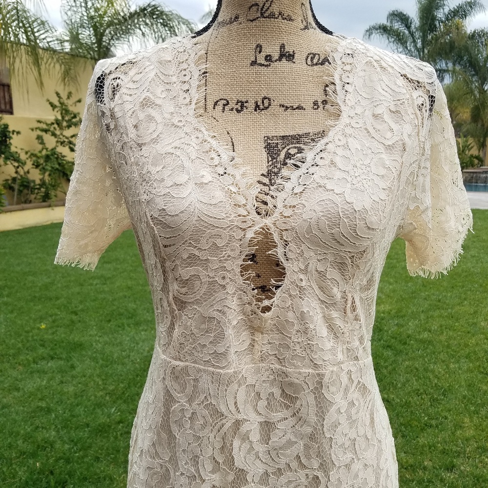 Lace dress - Picture 3 of 6